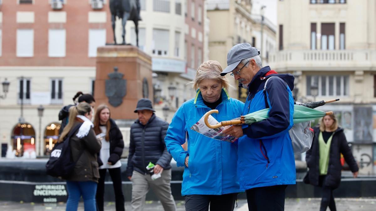 Dos turistas ataviados con cortavientos en el centro de Córdoba.