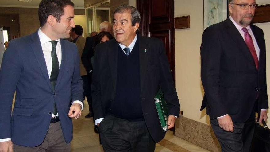 Francisco Álvarez-Cascos, en el centro, conversa con Teodoro García Egea en los pasillos del Congreso, poco antes de comparecer ante la comisión de investigación. A su lado, el diputado Oblanca.