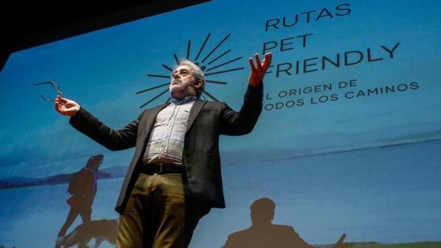 Público asistente ayer al acto que se celebró en A Illa. |   // IÑAKI ABELLA