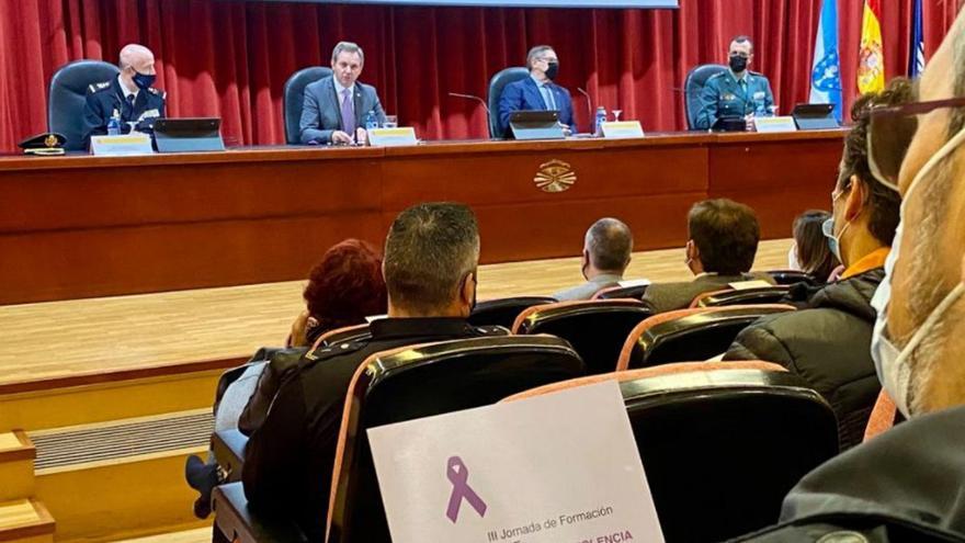 Apertura, ayer, de la jornada de violencia de género. | // LA OPINIÓN