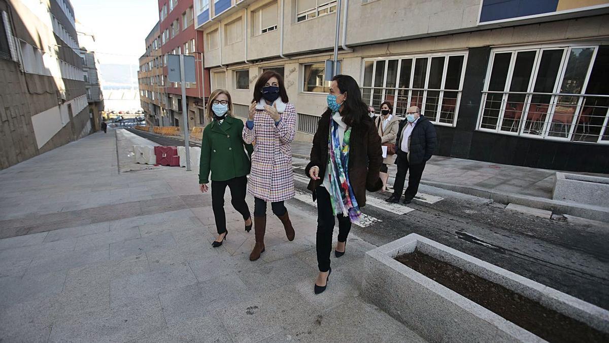 La conselleira Ángeles Vázquez y la alcaldesa, María Ramallo, en su visita a la calle A Estrada. |   // FDV