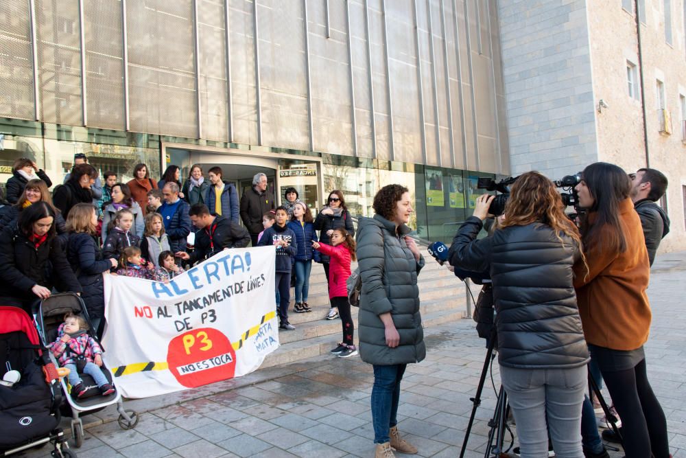 Protesta contra el tancament de la línia de P-3 del Marta Mata