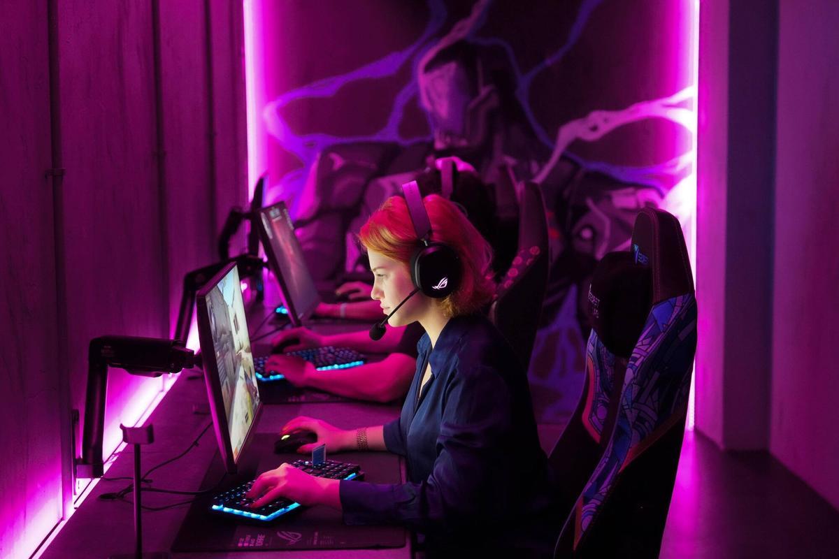 Hilera de jugadores en el nuevo MVP Chill &amp; Gaming Space.