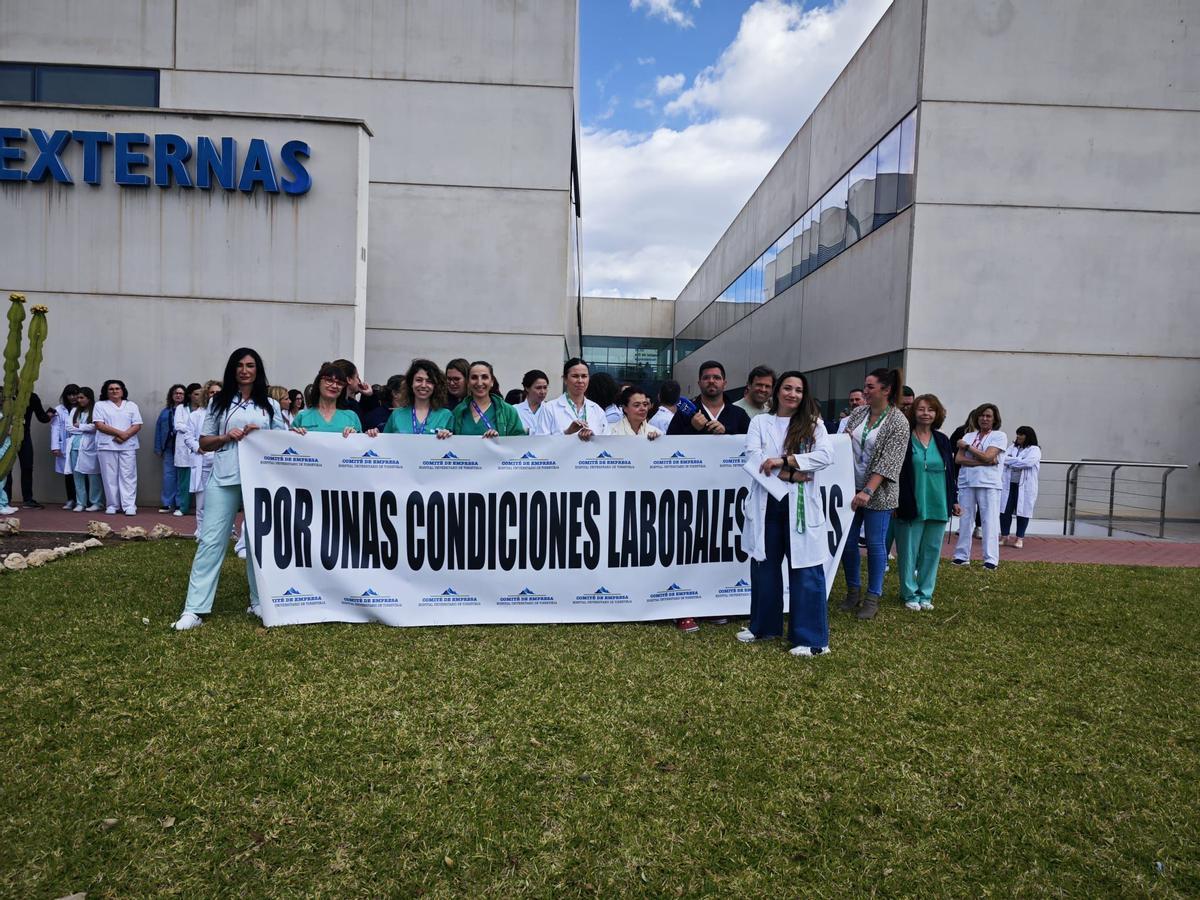 Concentración a las puertas del hospital universitario de Torrevieja