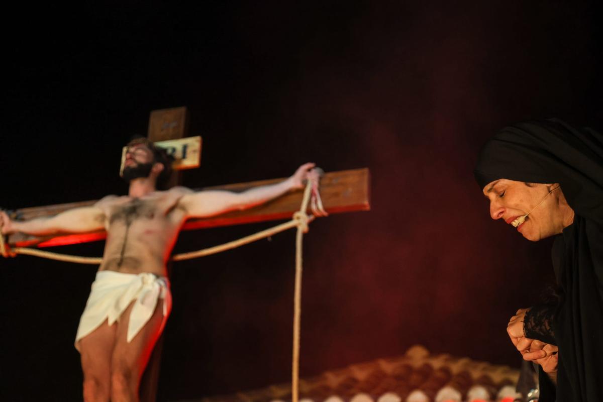Así fue el Vía Crucis viviente del Paso Morado de Lorca