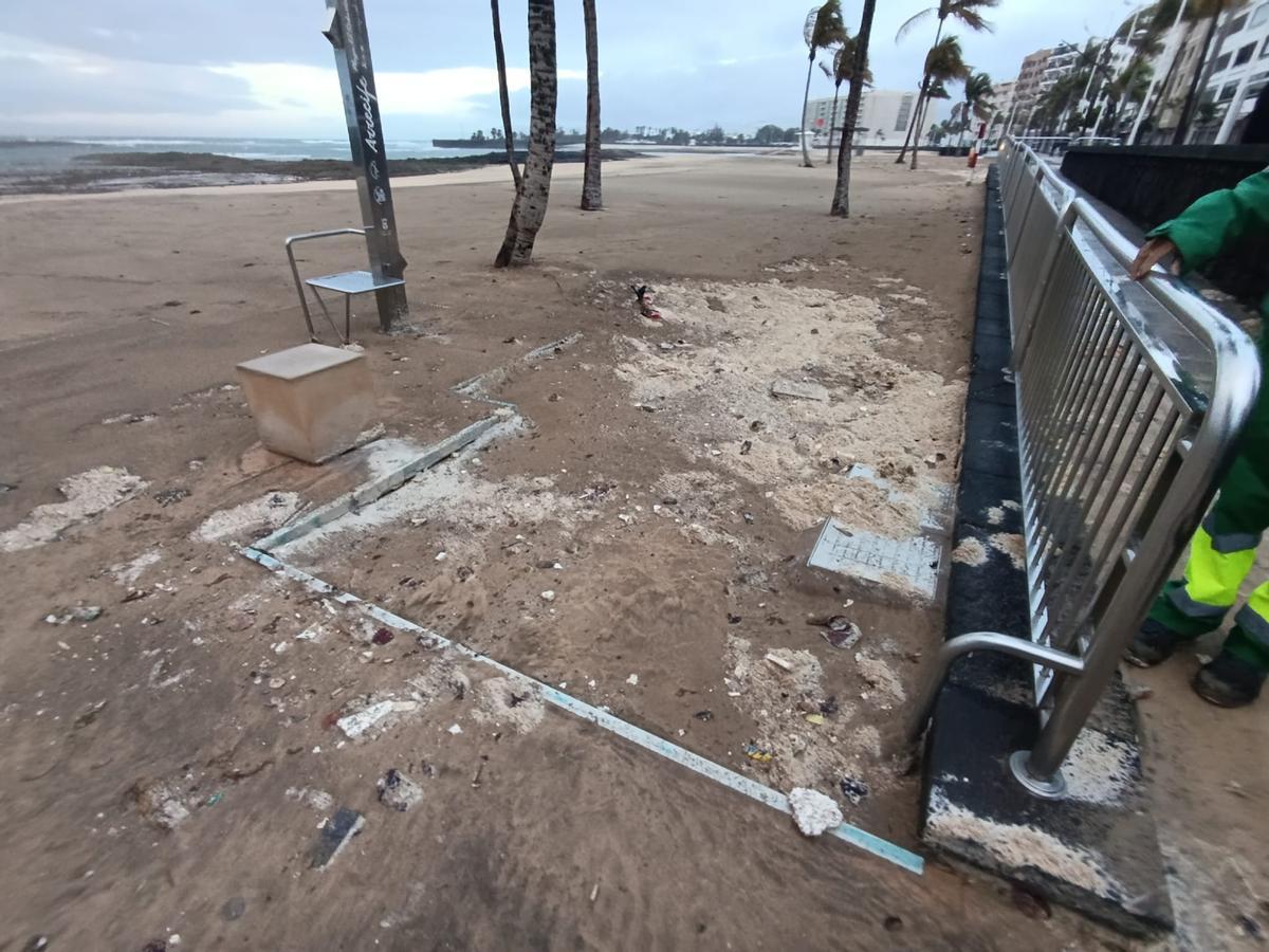 Las zonas de las rampas accesibles y duchas en la playa de El Reducto, fueron destrozadas por el temporal de mar de la borrasca Therese