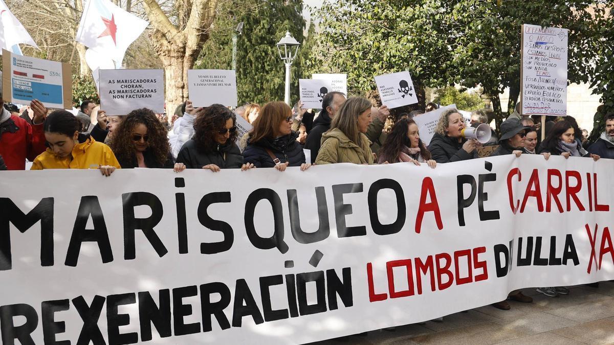 Todo listo en la Alameda compostelana para dar inicio a la manifestación &quot;en defensa do mar&quot; y contra la gestión del vertido de pélets en las costas gallegas.