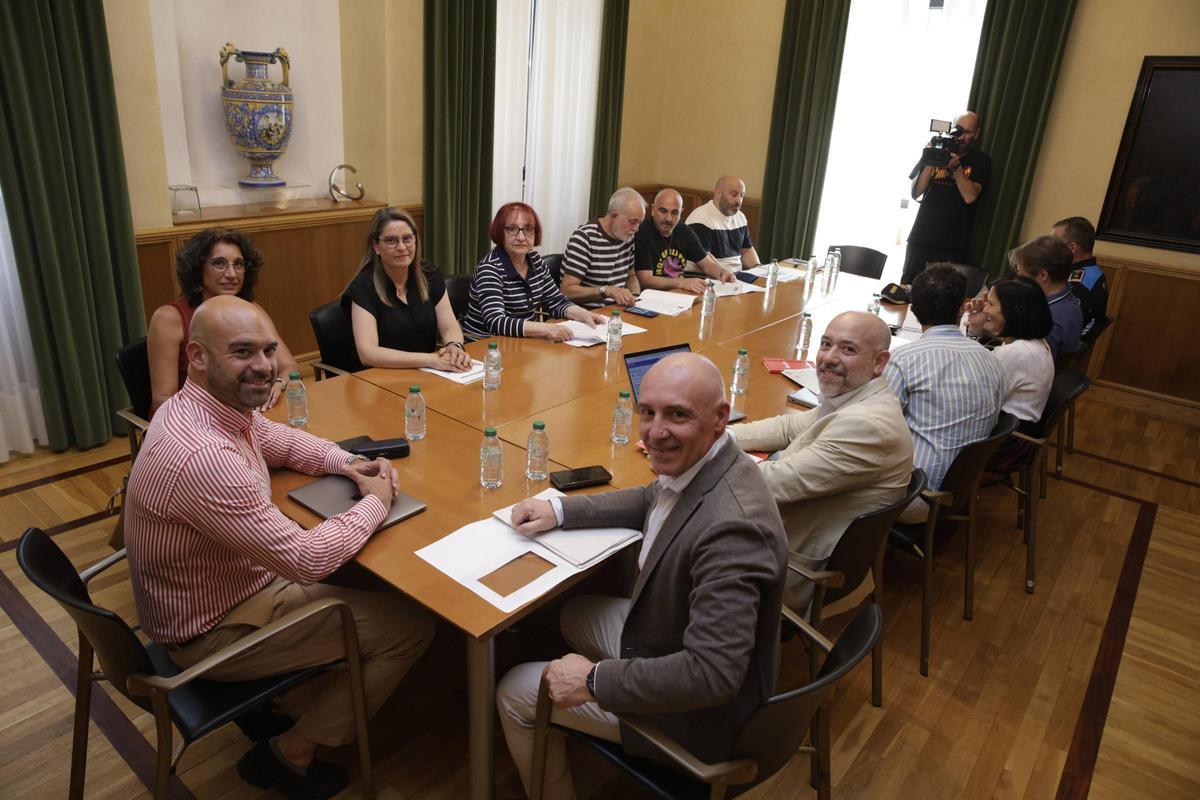 Los participantes en la reunión, antes del comienzo de la misma.