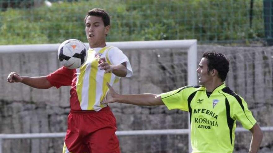 Un jugador del Alertanavia controla el balón con el pecho.