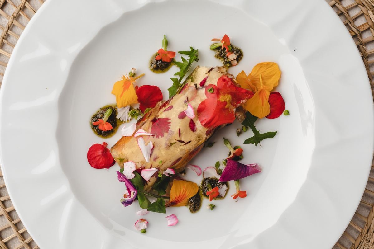 Brandada de bacalao bajo un velo de miel milflores y pétalos del jardín de la chef Iolanda Bustos.