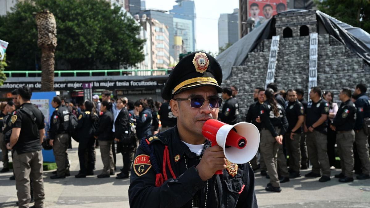 Un agente de seguridad da instrucciones a la población en Ciudad de México tras el terremoto en el sur del país.