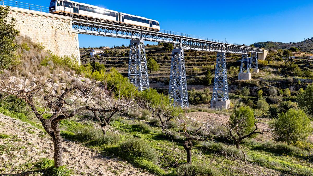 Una unidad del TRAM circulando entre Benidorm y Dénia por Benissa