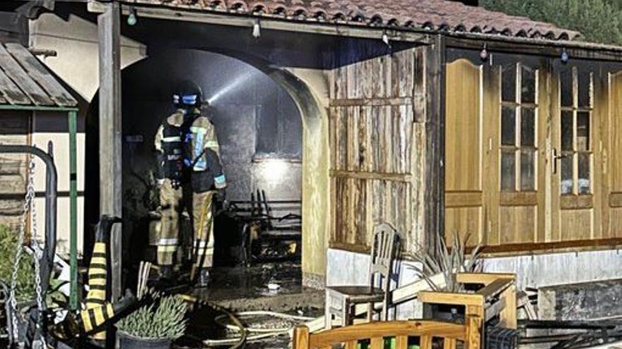 En la Arrixaca por quemaduras tras intentar apagar un incendio en Sangonera la Seca