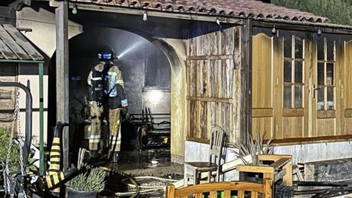 Bomberos trabajan en el lugar del suceso, en Sangonera.