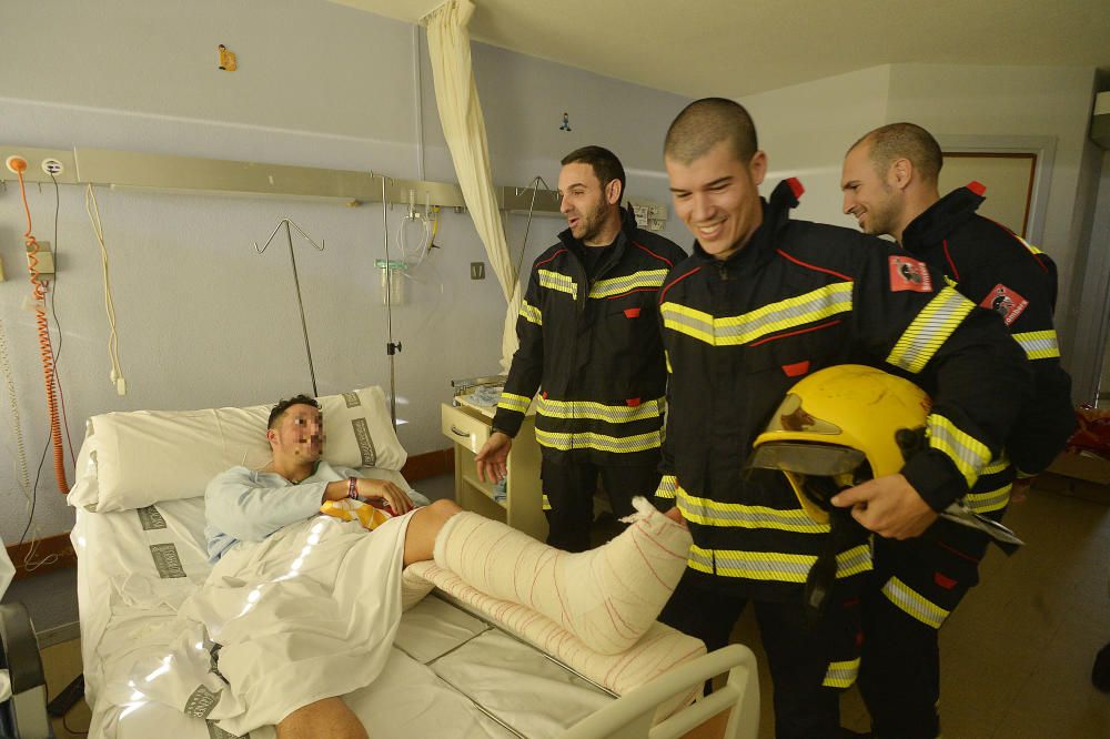 Los bomberos visitan la unidad de Pediatría del Hospital General de Elche.