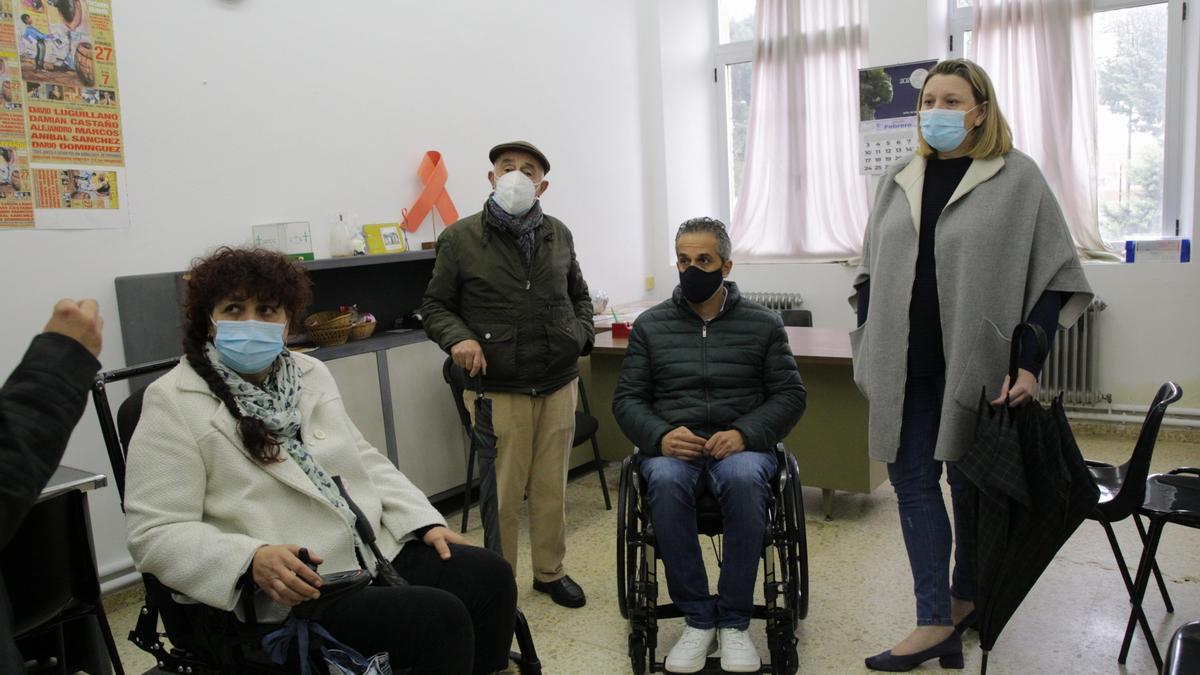 Isabel Blanco Llamas, responsables de Aspaym y el alcalde de Villalpando, Félix González, en las instalaciones del futuro centro Fisiomer del municipio.