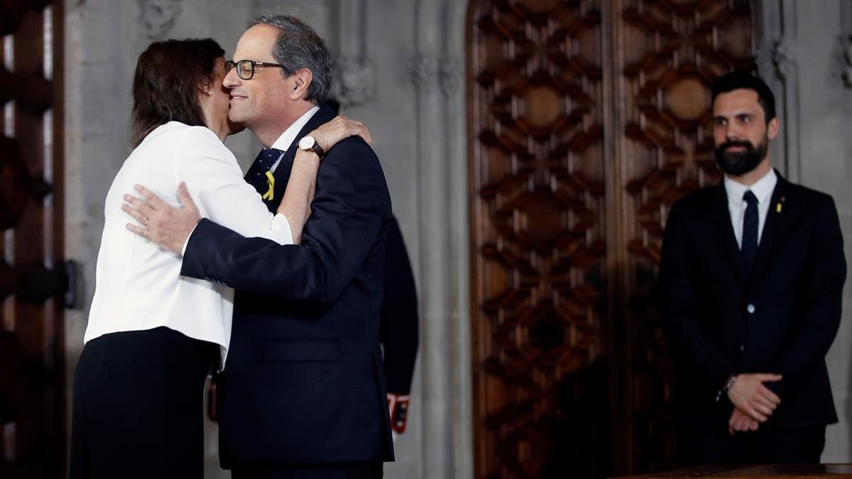 Quim Torra recibe la felicitación de su esposa, ante el presidente del Parlament, Roger Torrent, durante la toma de posesión.