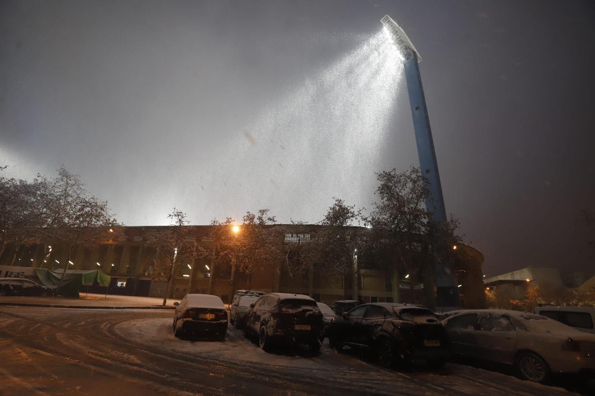 Real Zaragoza-Andorra, en imágenes: operarios trabajan para que el partido se juegue