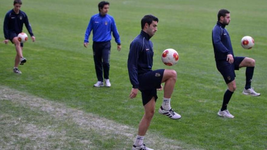 Manu Fernández supervisa los ejercicios de los jugadores durante el entrenamiento de este viernes en el estadio de Pasarón. // Gustavo Santos