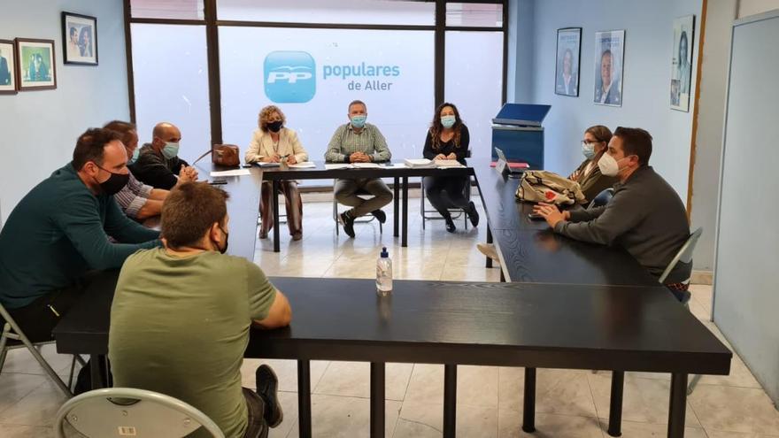 Cuarenta alumnos de ESO de Cabañaquinta esperan una hora y media por el autobús