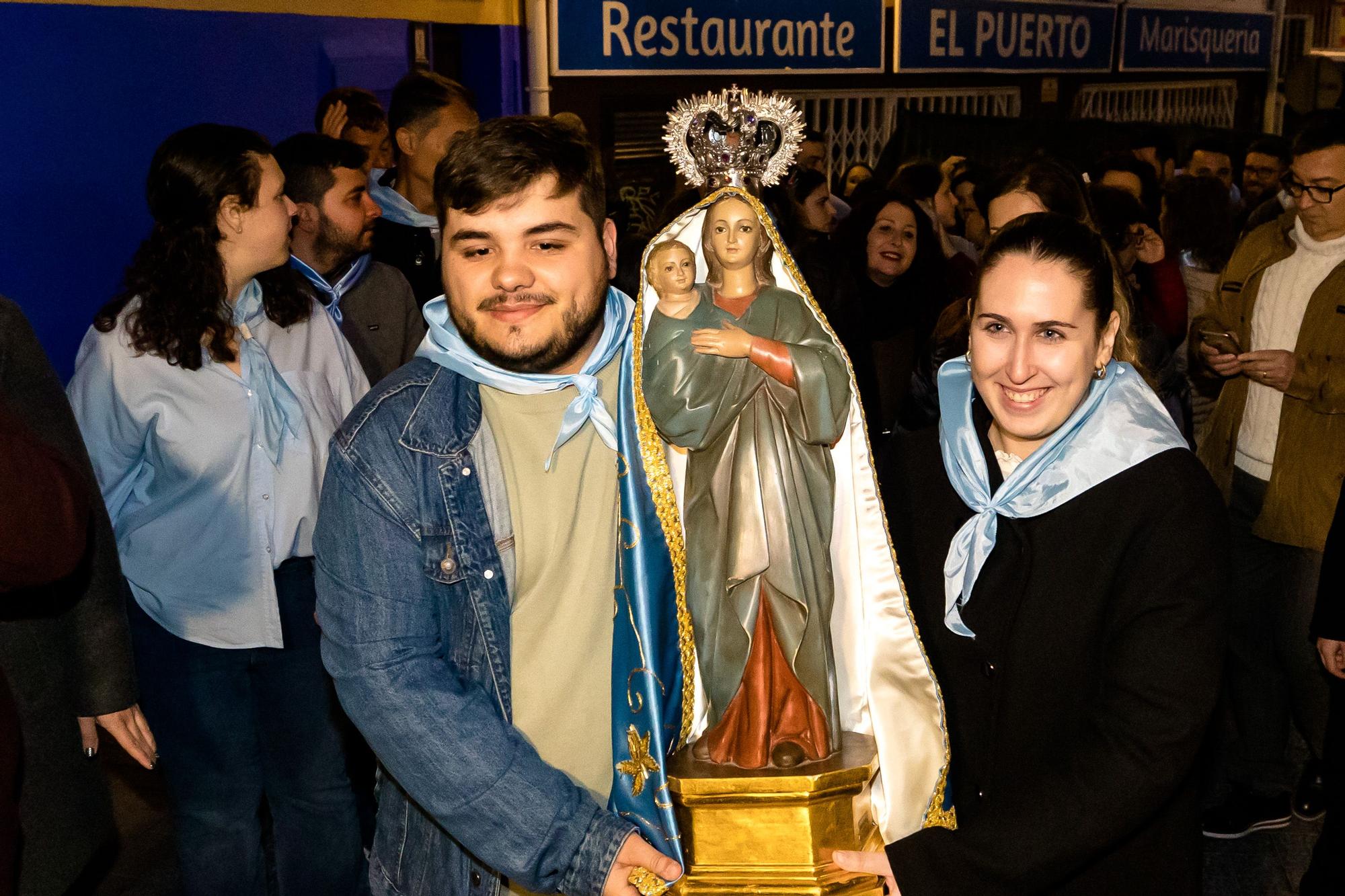 Devoción en Benidorm en la procesión de L'Alba