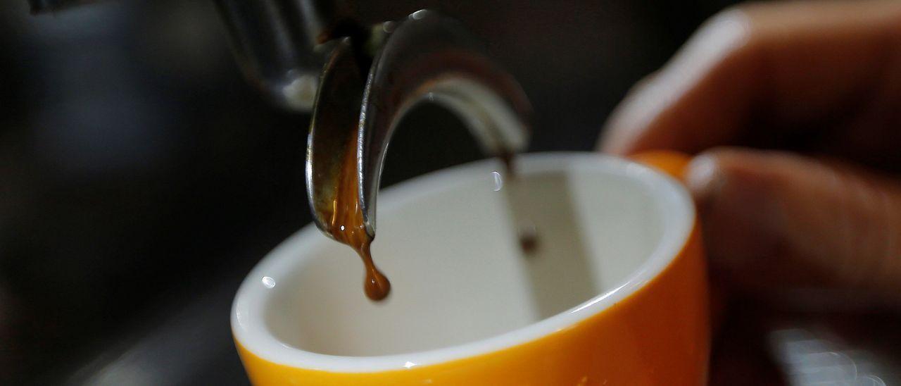 Preparación de un café en una máquina cafetera. / JASON REED