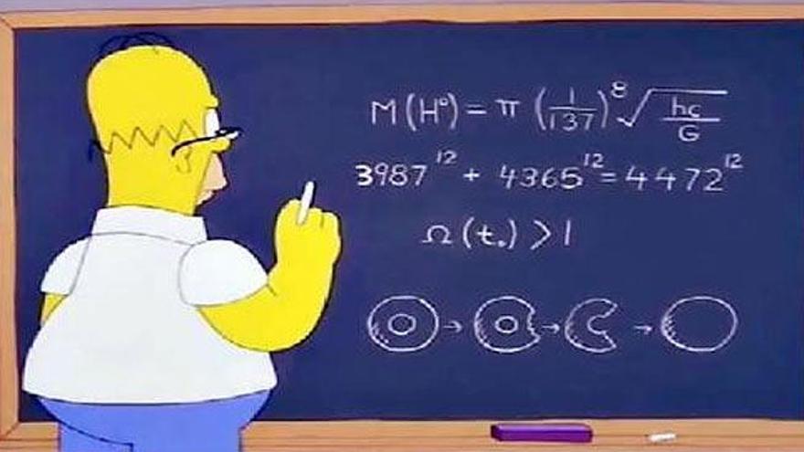 Homer Simpson escribe una fórmula en una pizarra.