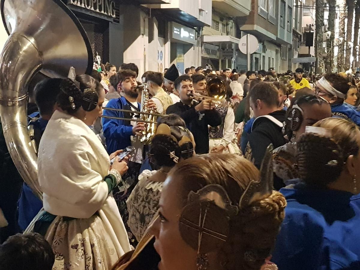 La charanga de El Palleter, intentando animar a sus integrantes.