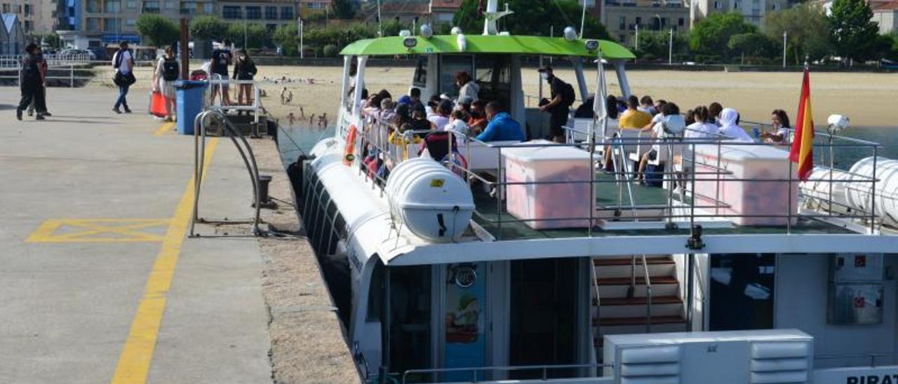 Barco de Navia que lleva a la isla de Ons.   | // GONZALO NÚÑEZ