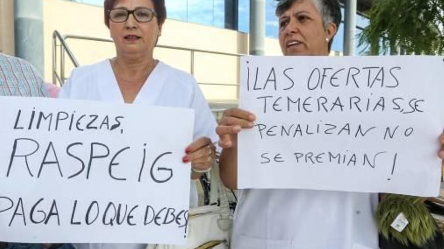 Las limpiadoras de los juzgados protestan  tras 2 meses de impagos