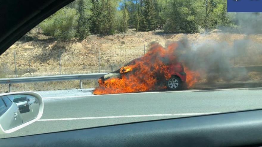 Un coche ardiendo en el Puerto de la Cadena deja una mancha de aceite