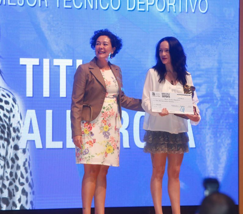 Titi Alberola recibió el premio de manos de la diputada Raquel Pérez