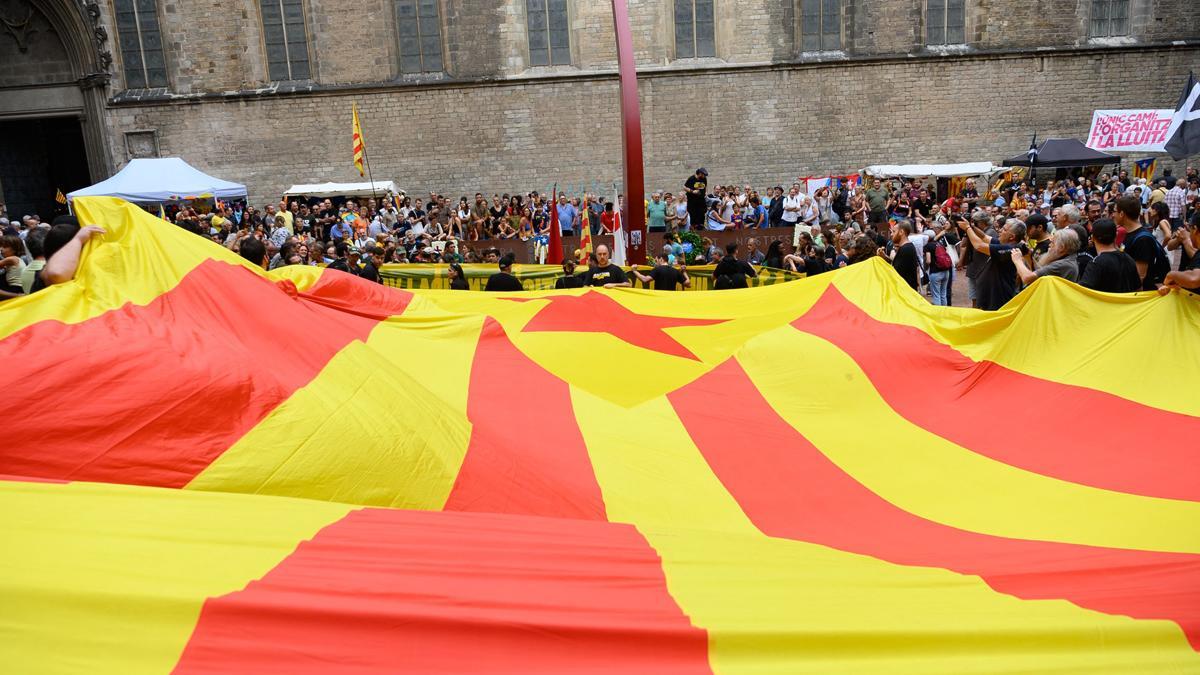 Una ’estelada’ en el Fossar de les Moreres durante la Diada del 11 de septiembre.