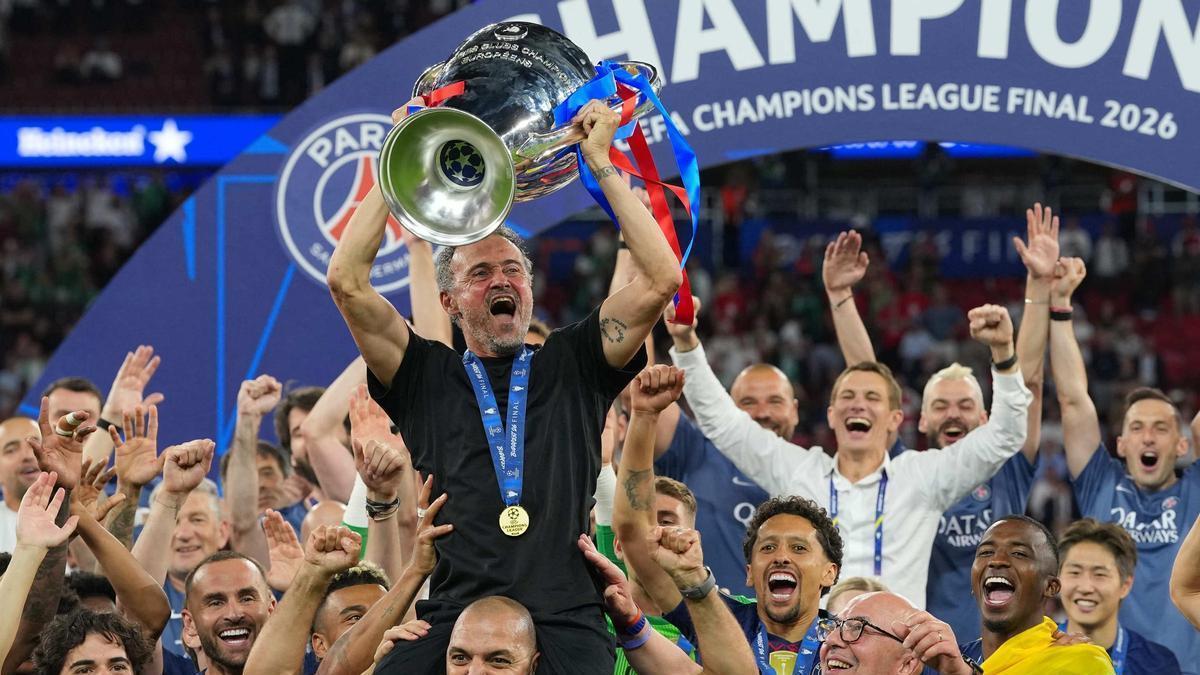 Luis Enrique levanta su segunda Champions con el Paris SG