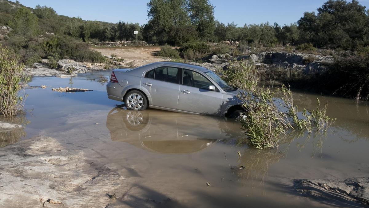 Un coche atrapado en Valencia por lluvias, en una imagen de archivo.