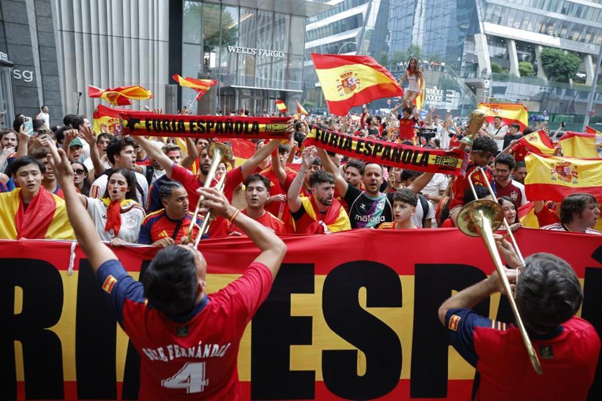 Aficionados de la selección española y  argentina de fútbol  toman Times Square antes de la final de la Copa del Mundo.