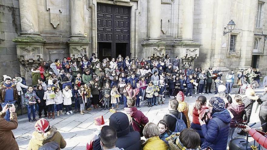 Los niños participantes, delante de la iglesia de Santa Eufemia. // Jesús Regal