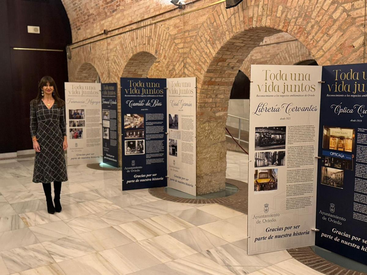 La concejala de Economía, Leticia González, en la exposición.