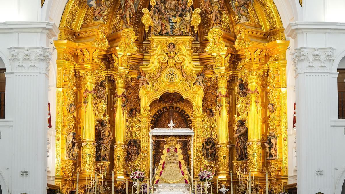 La Virgen del Rocío ya está en sus andas para la Romería de Pentecostés.