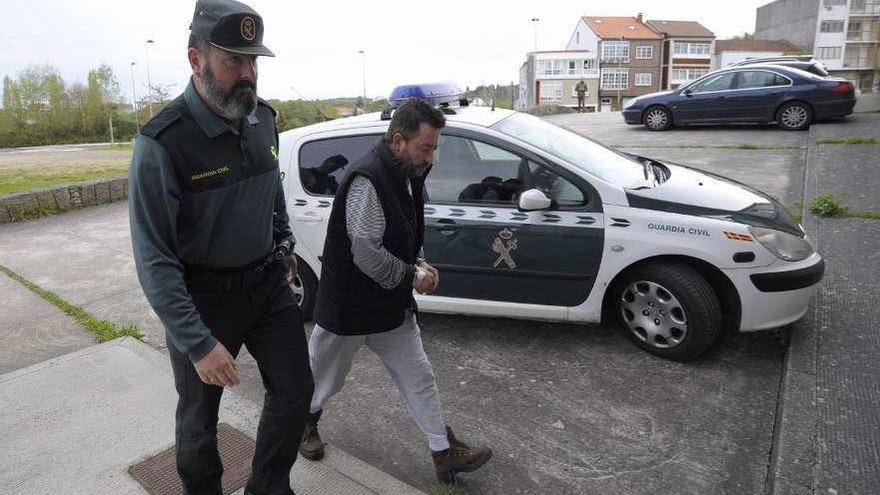 El detenido,R.S.P, llegó a los juzgados acompañado por un agente de la Guardia Civil. // Bernabé/Javier Lalín