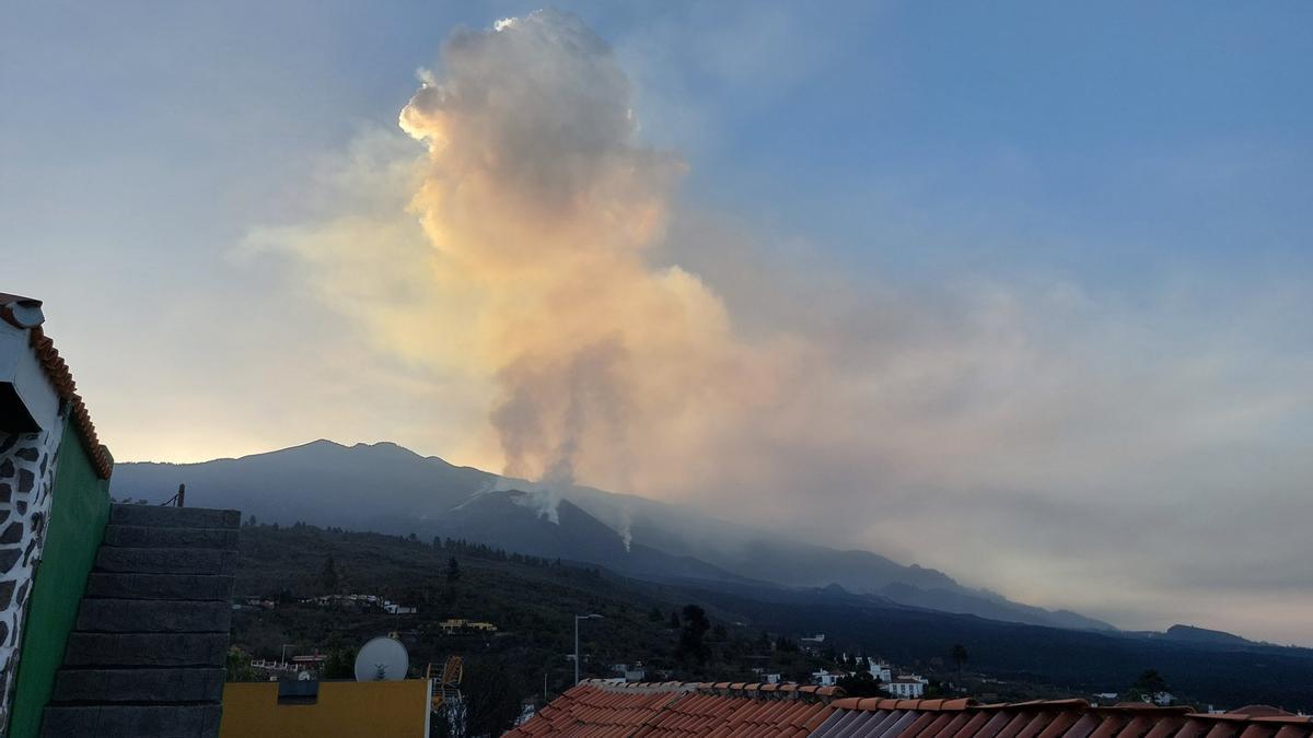 Vídeo de archivo del avance de las coladas de lava desde el Mirador de Las Hoyas