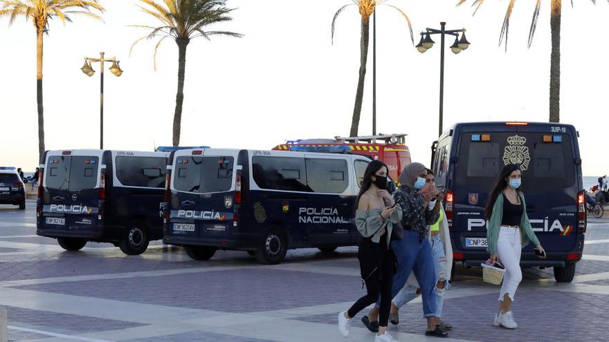 Buscan a un joven desaparecido en el agua de la playa de la Malva-rosa