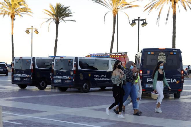 Buscan a un joven desaparecido en el agua de la playa de la Malva-rosa