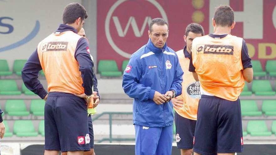 José Luis Oltra se dirige a la plantilla en la pretemporada en Vilalba de 2012.