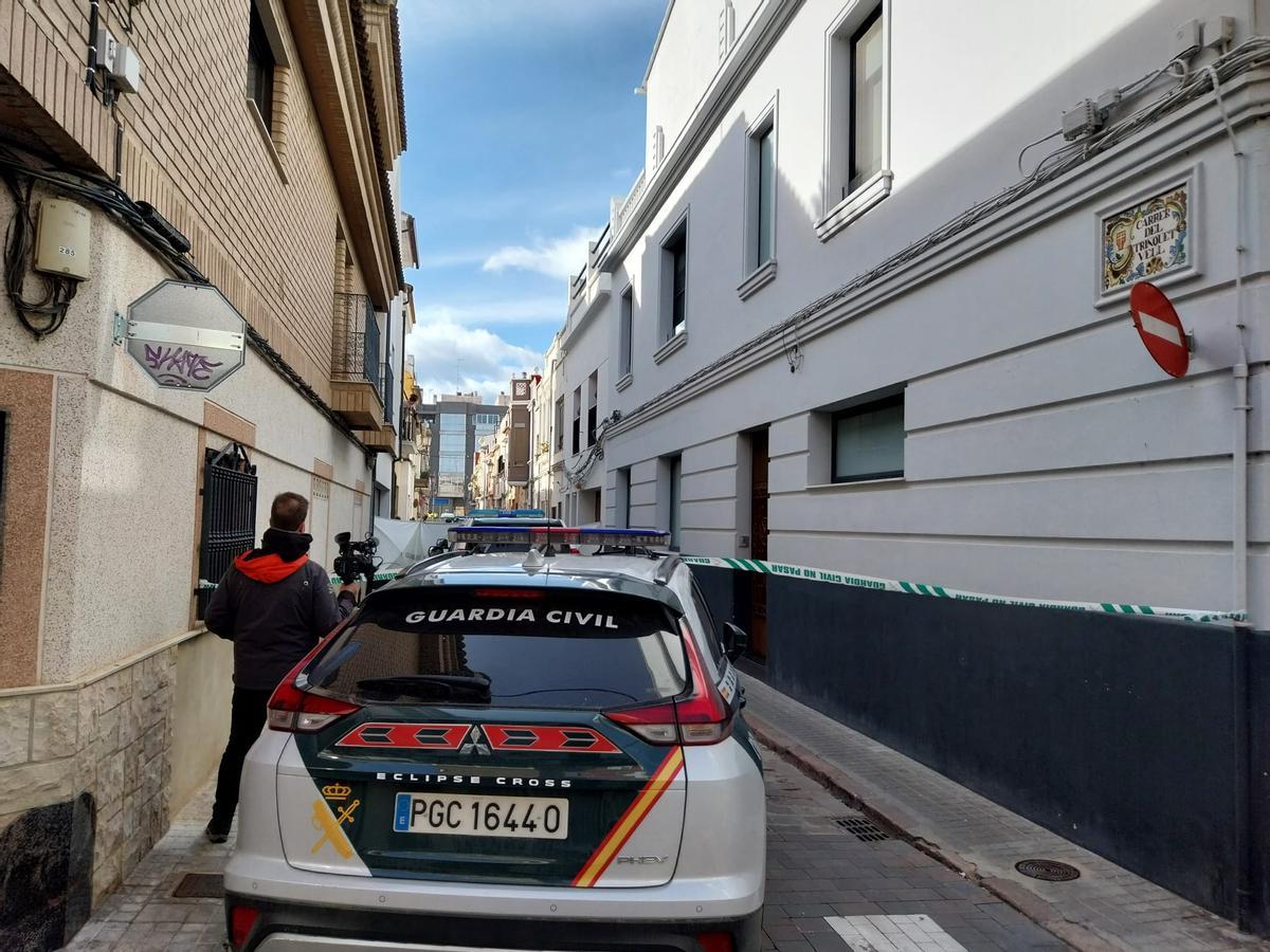 Agentes de criminalística de la Guardia Civil en la calle del Trinquet Vell de Sueca