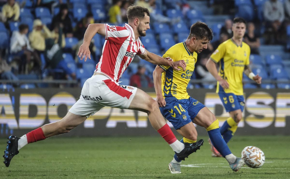 Fuster pasa el balón para evitar el robo de Justin.