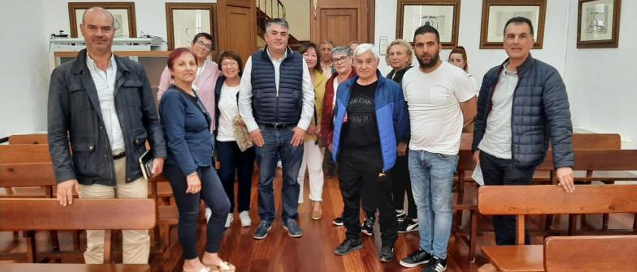 Representantes del Concello, Iglesia y de los alfombristas, ayer en el salón de plenos de Bueu. |   // FDV