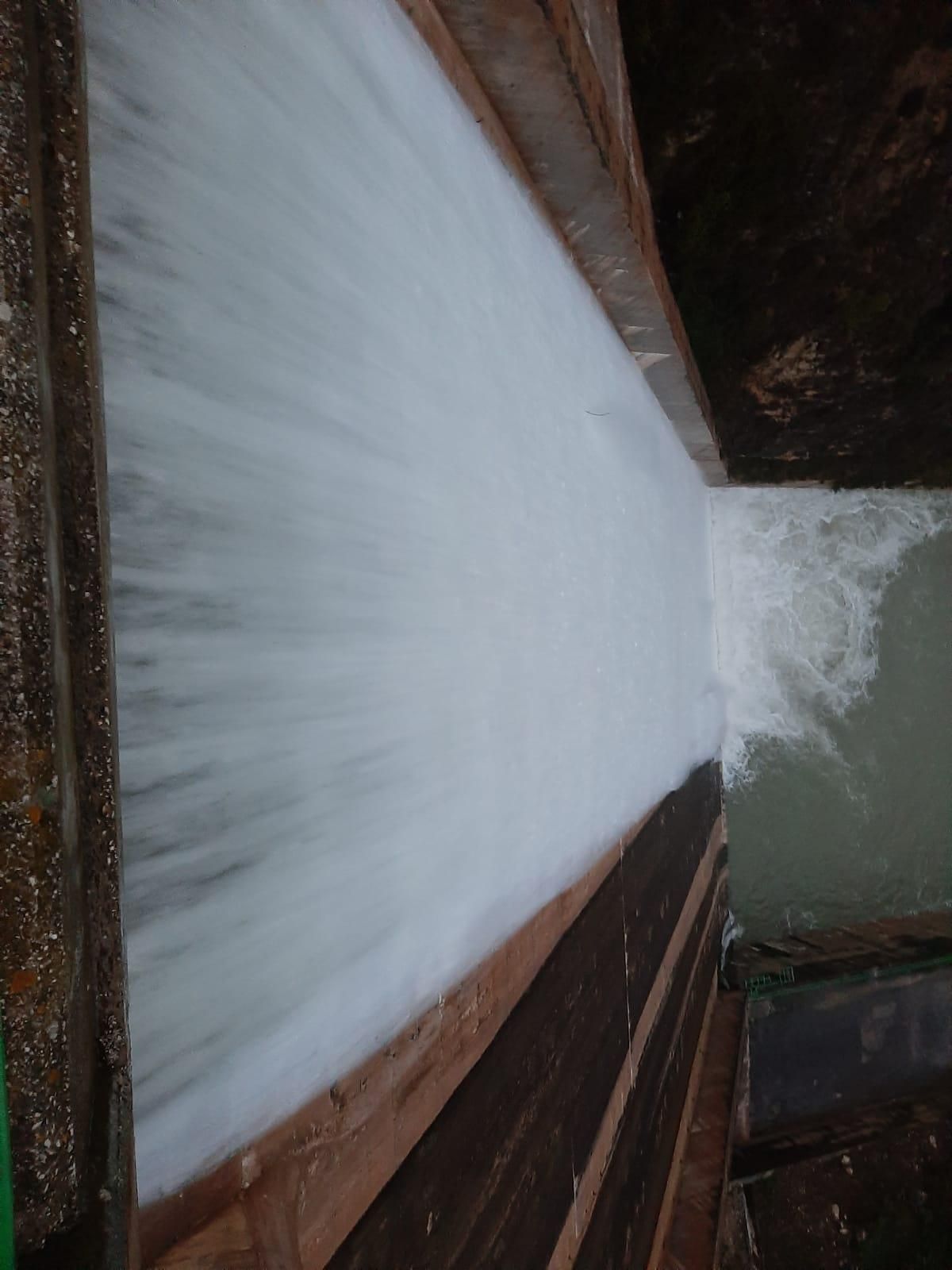 Apertura de las compuertas del embalse de Guadalest