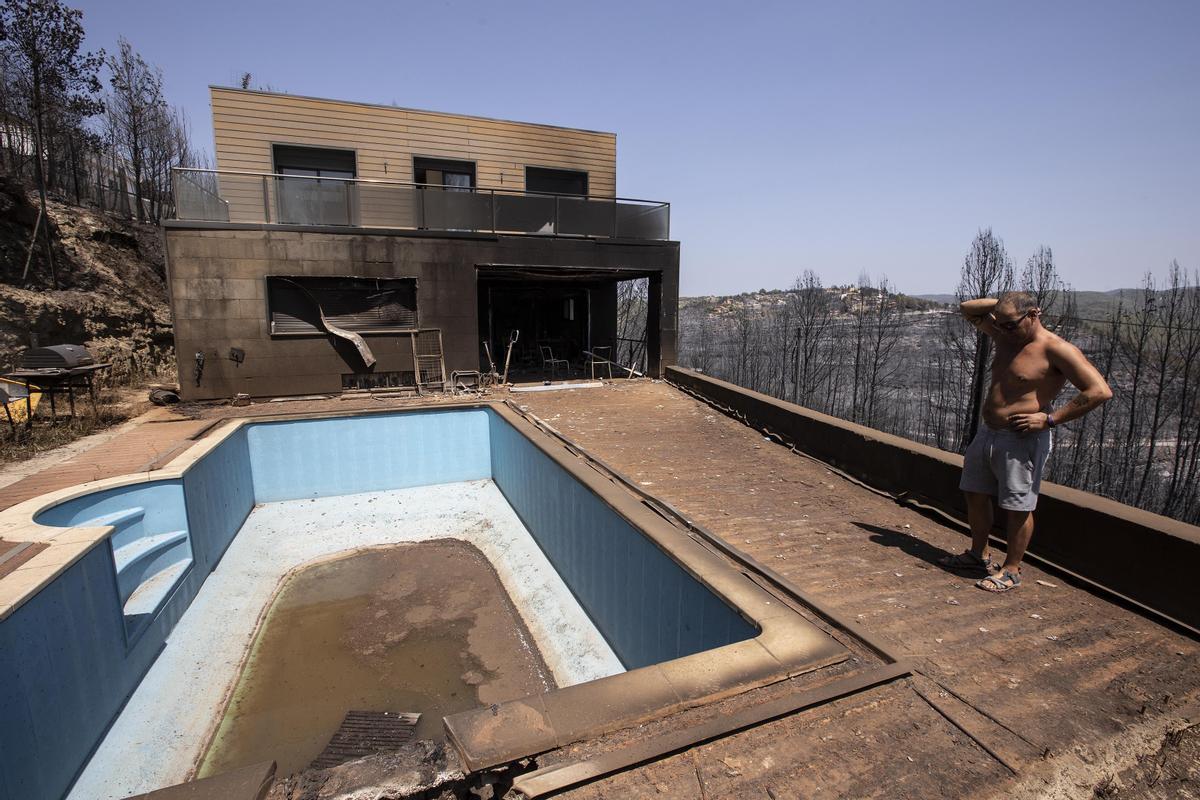  Urbanización River Park del Pont de Vilomara muy afectada por el incendio forestal que empezó el pasado domingo en el Pont de Vilomara (Bages) En la foto, David Enríquez en su casa quemada.