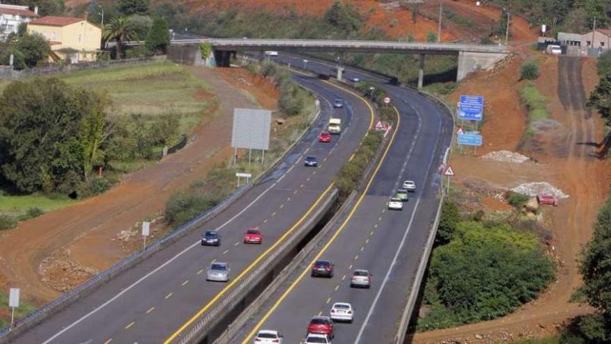 Obras de ampliación de la AP-9 a su paso por Santiago.